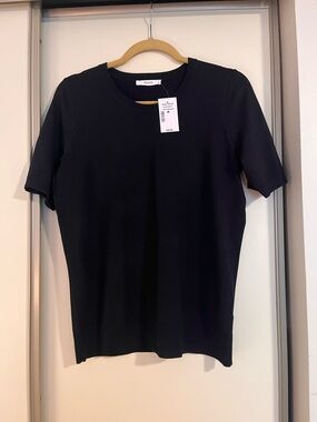 Ricki’s: Black Short-Sleeve Crewneck Sweater; Size “M”